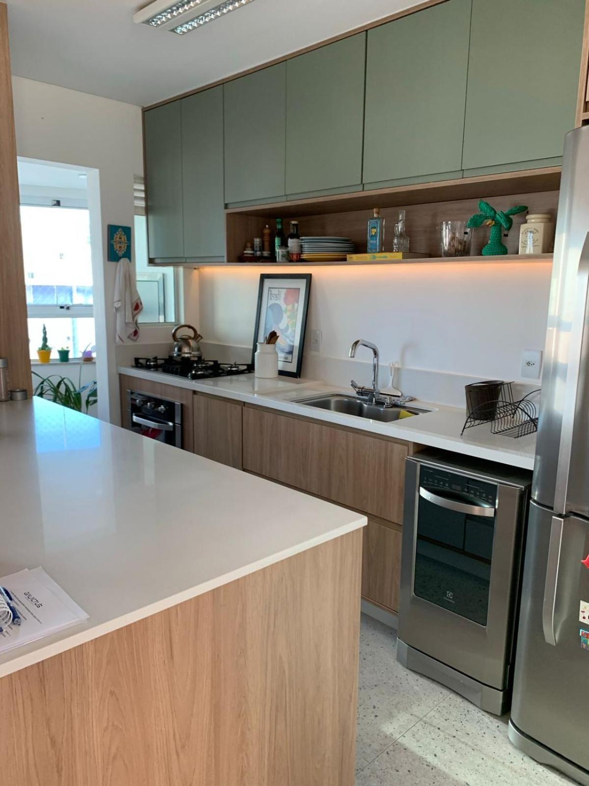 Apartamento decorado com vista para o mar
