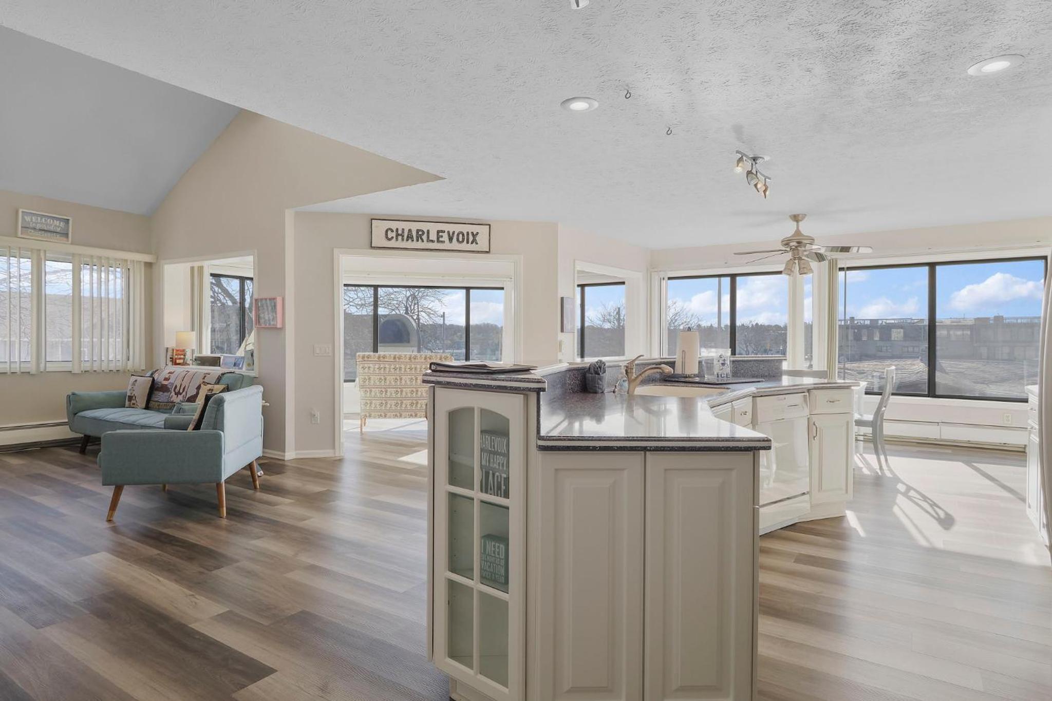 201 Pointes North Inn