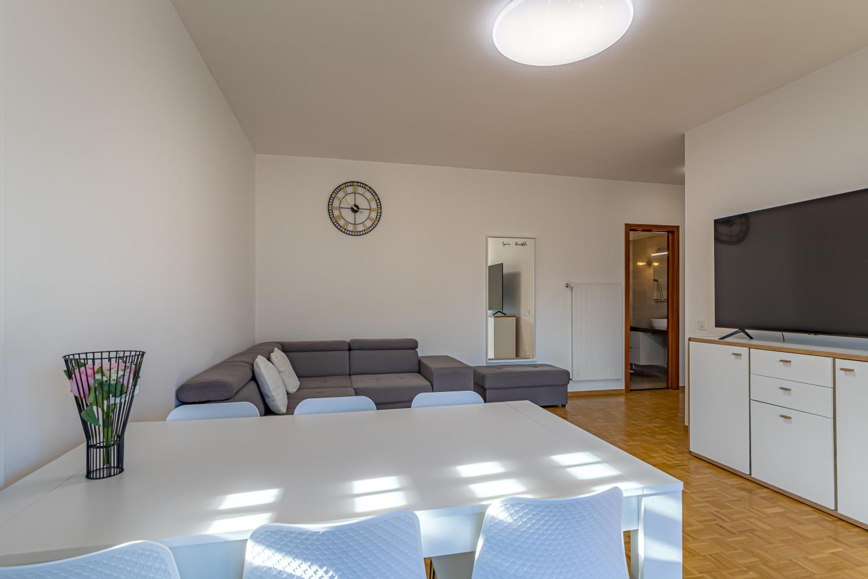 Imperial of Lugano 4 with a lake view behind the station and 10 min from the lake