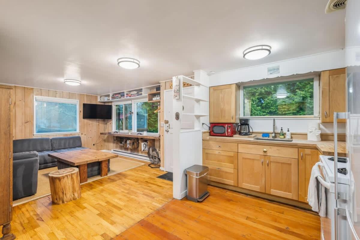 30 Day Rental 20 mins DT Fast Wifi Pet Friendly view 2