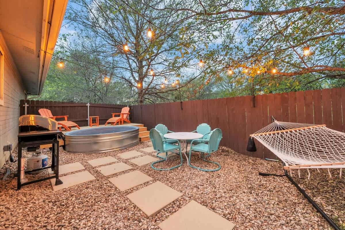 Cowboy Pool Bliss 2BR-2BA Retro Vibes King Beds
