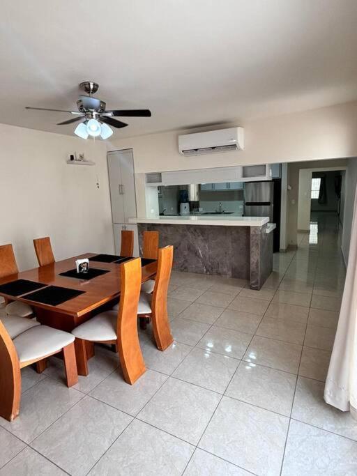 Amplia casa cerca malecón view 2