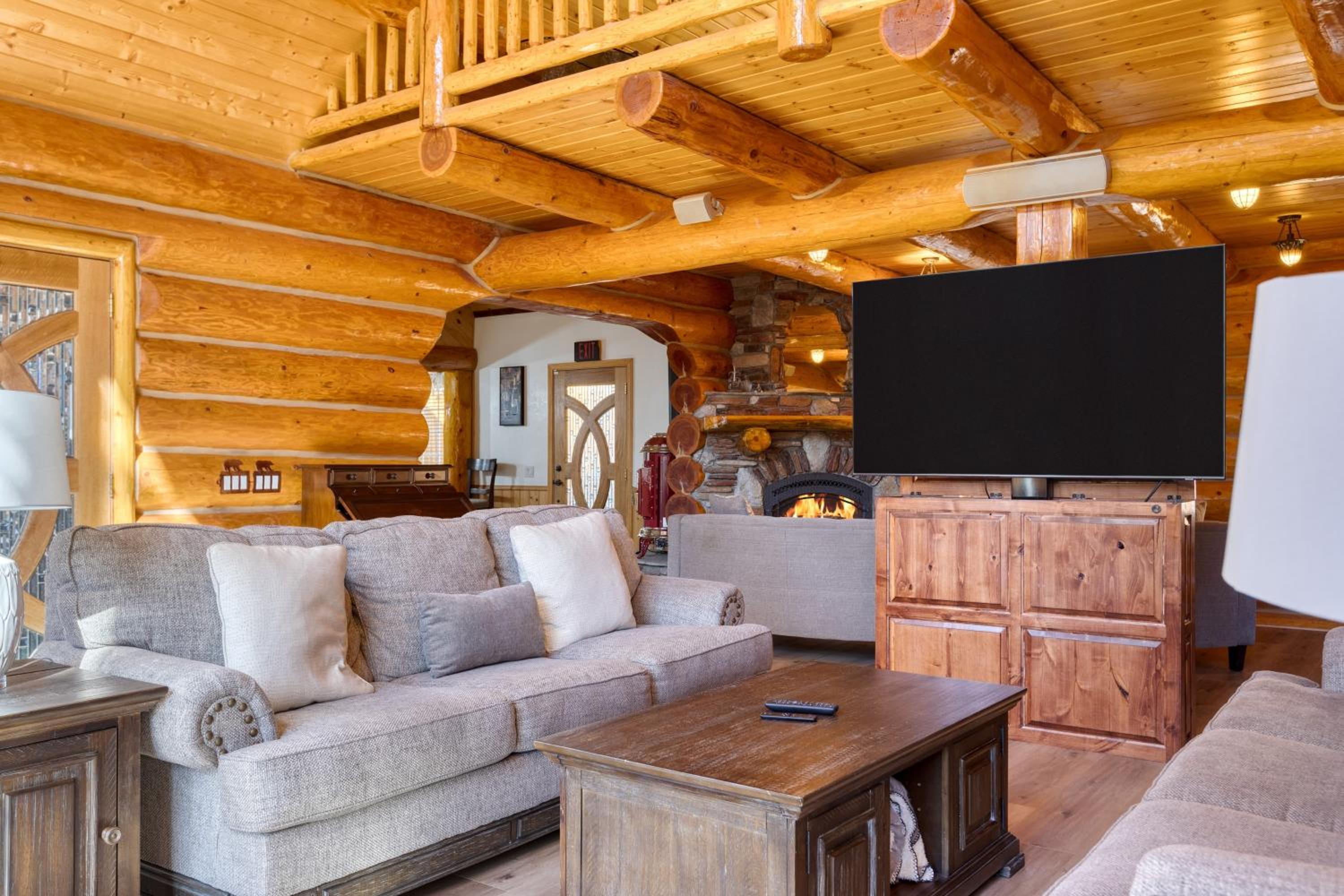 Pinetree Place by AvantStay Group Cabin w Hot Tub Minutes to the Lake