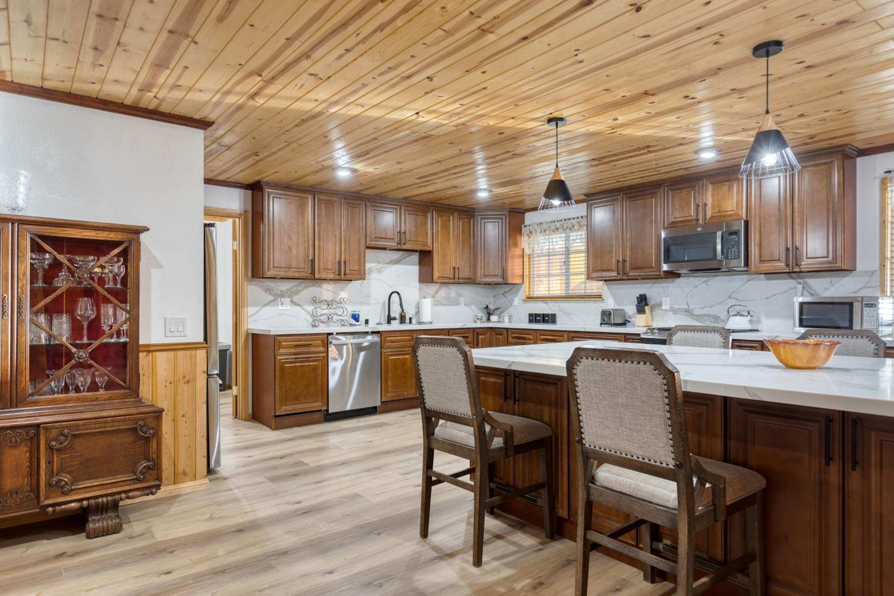 Pinetree Place by AvantStay Group Cabin w Hot Tub Minutes to the Lake