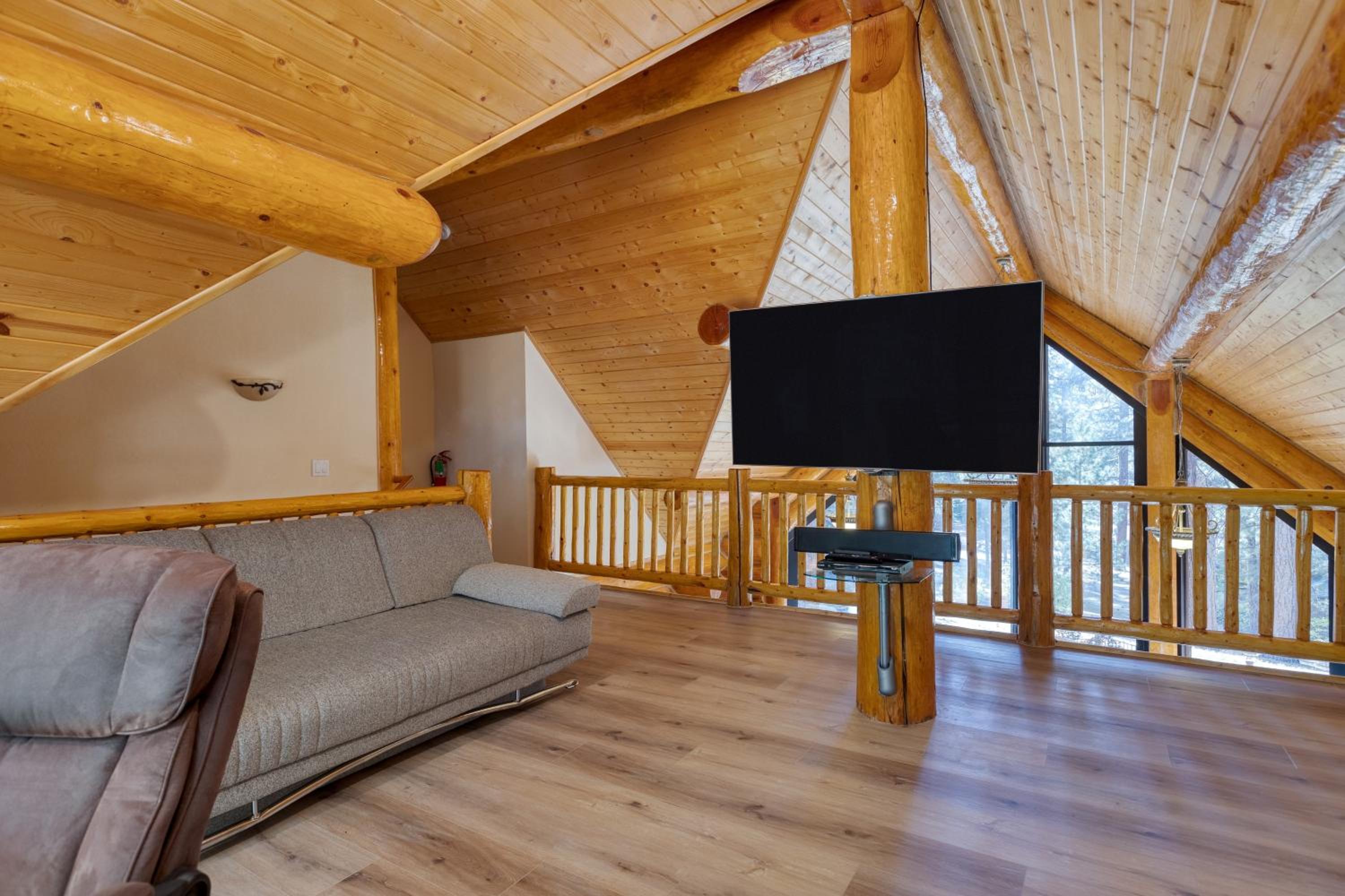Pinetree Place by AvantStay Group Cabin w Hot Tub Minutes to the Lake