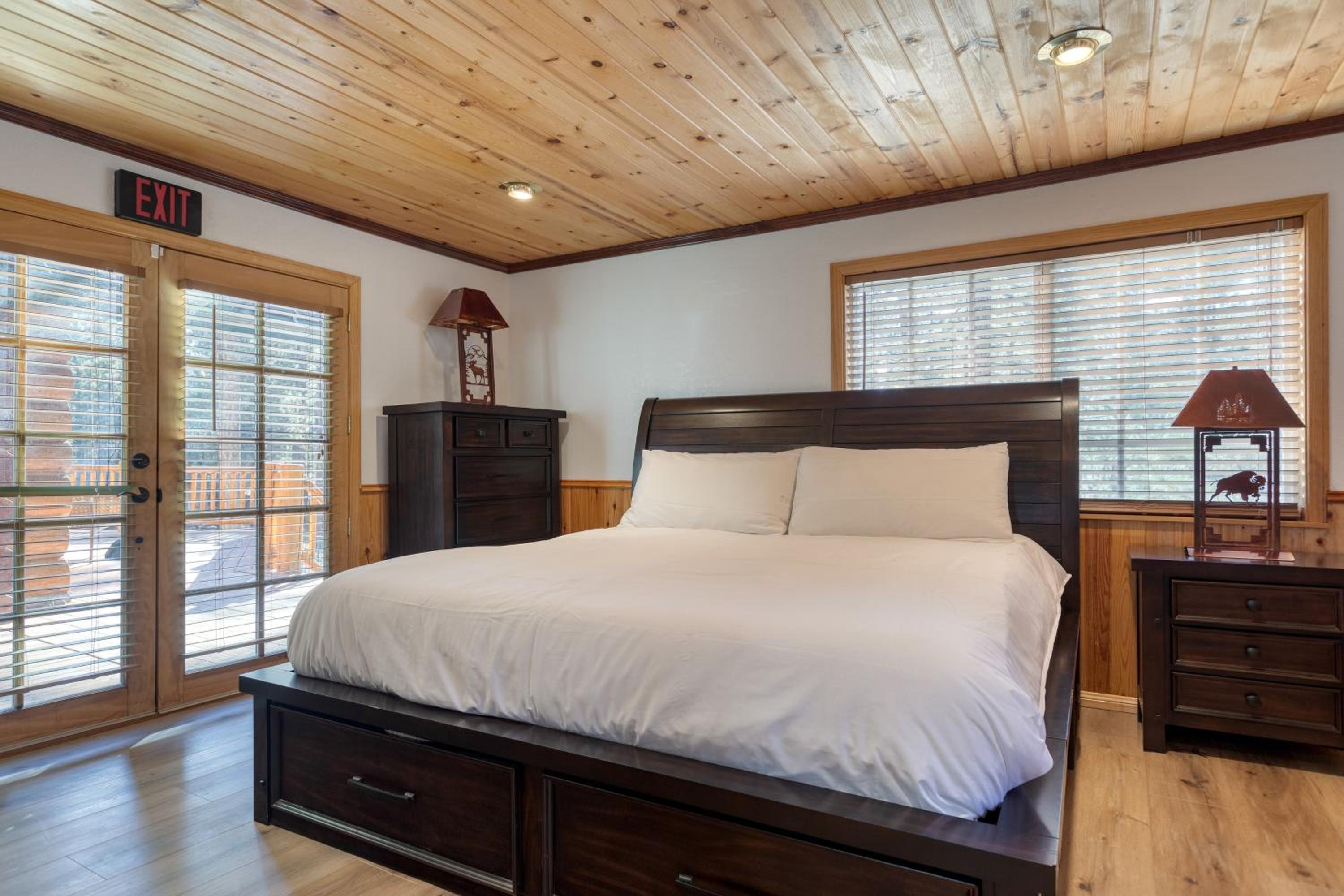 Pinetree Place by AvantStay Group Cabin w Hot Tub Minutes to the Lake
