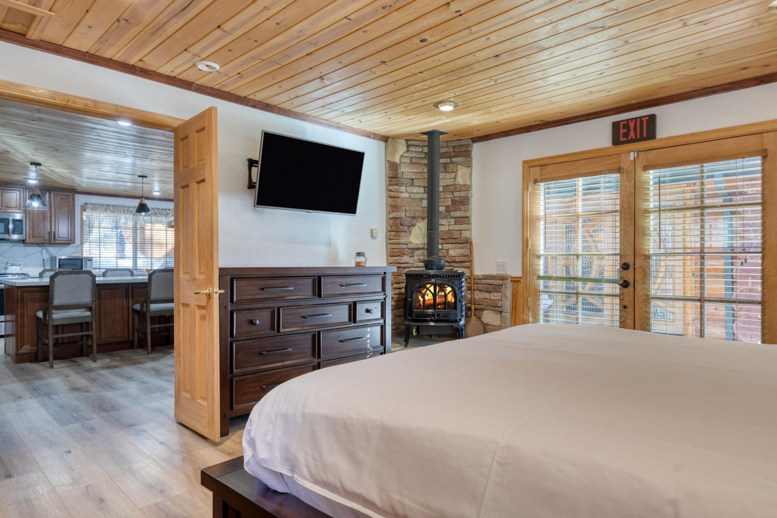 Pinetree Place by AvantStay Group Cabin w Hot Tub Minutes to the Lake
