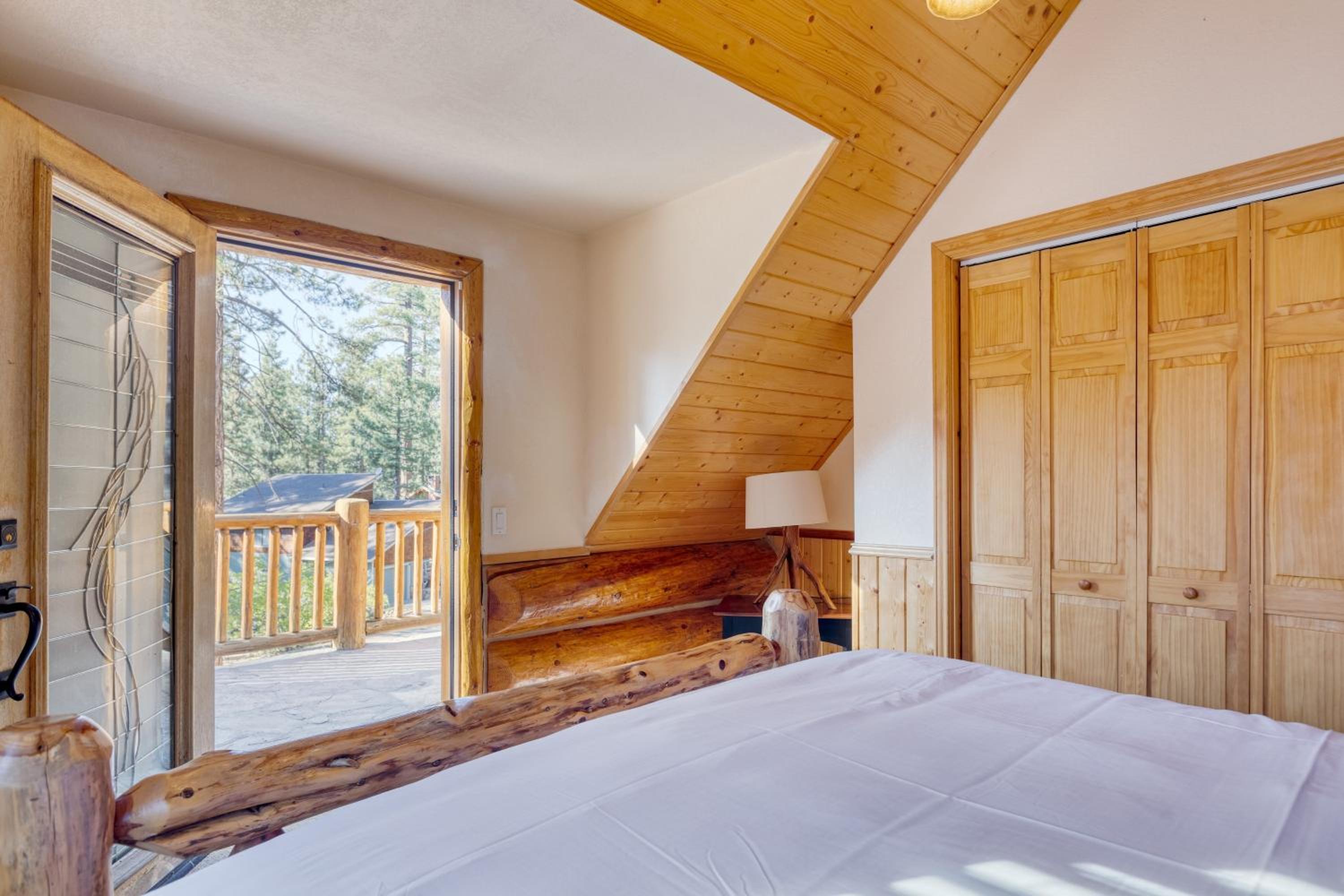 Pinetree Place by AvantStay Group Cabin w Hot Tub Minutes to the Lake