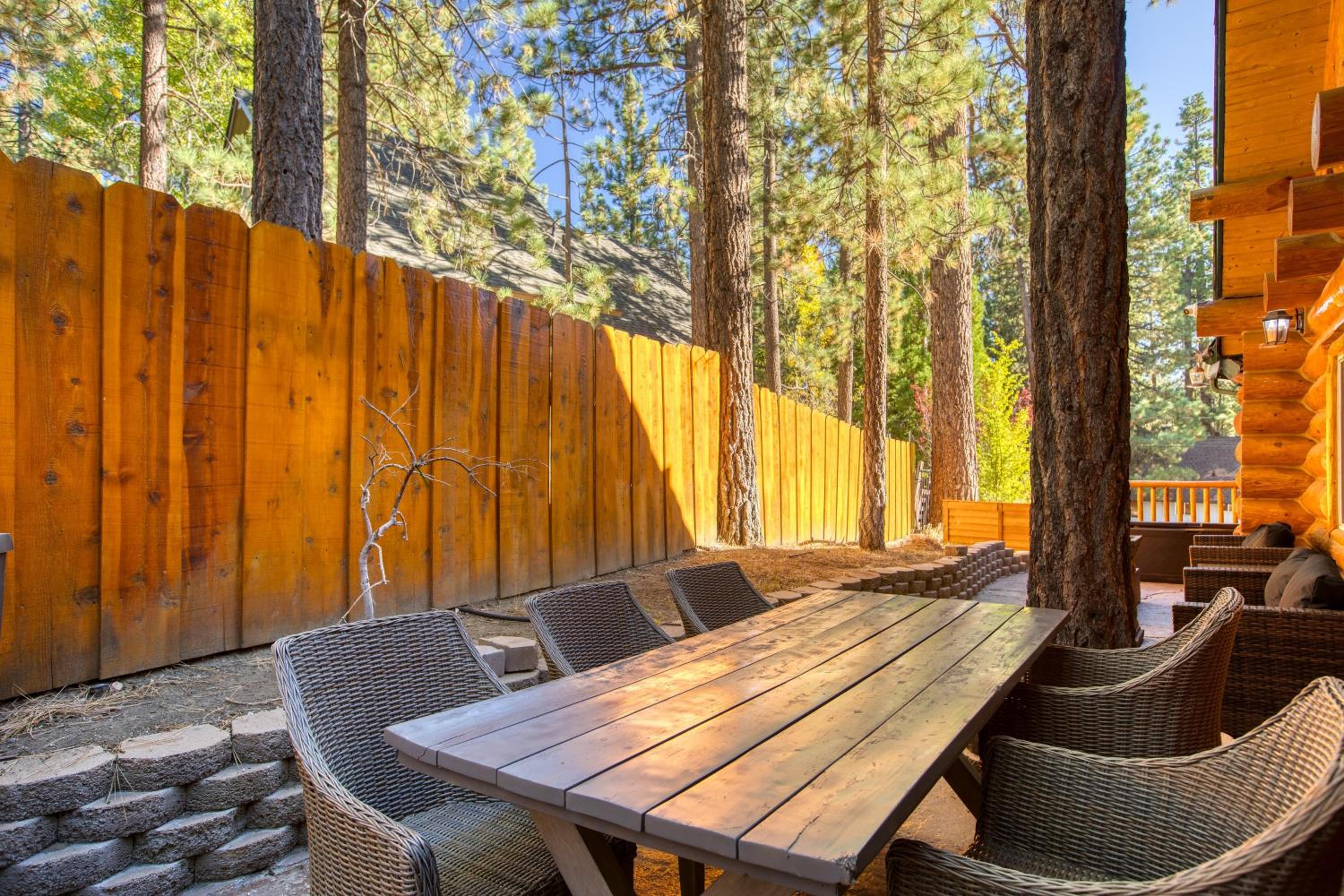Pinetree Place by AvantStay Group Cabin w Hot Tub Minutes to the Lake