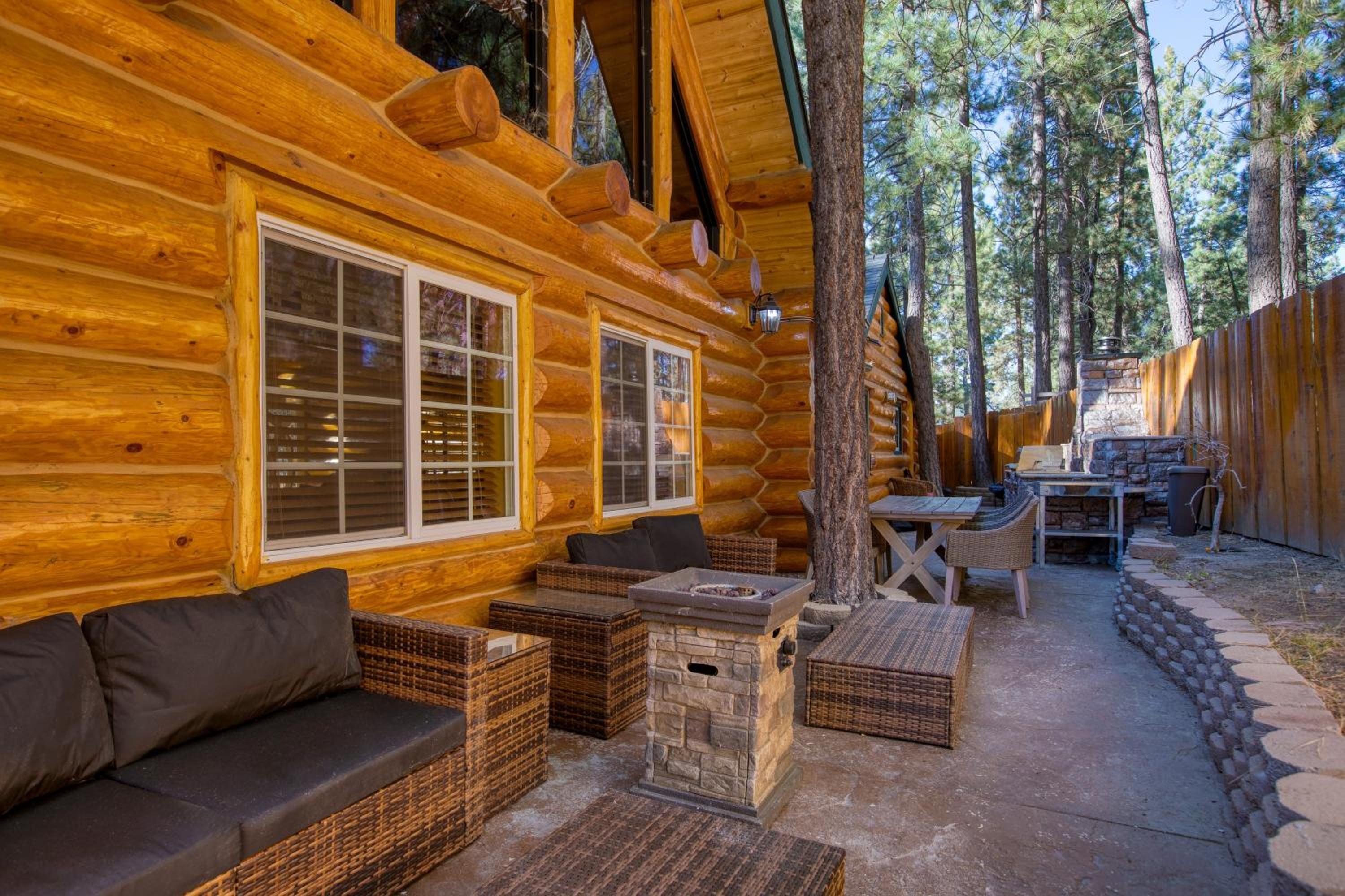 Pinetree Place by AvantStay Group Cabin w Hot Tub Minutes to the Lake