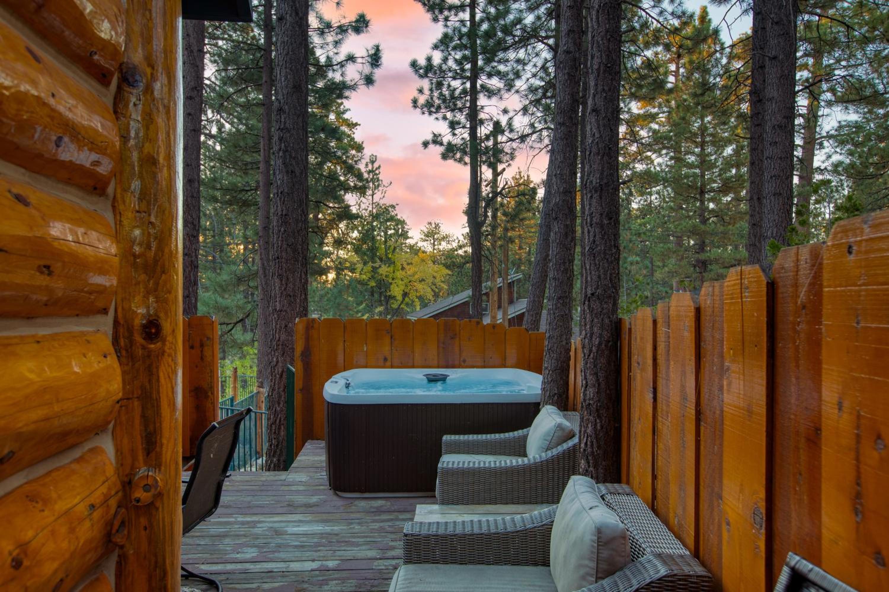 Pinetree Place by AvantStay Group Cabin w Hot Tub Minutes to the Lake
