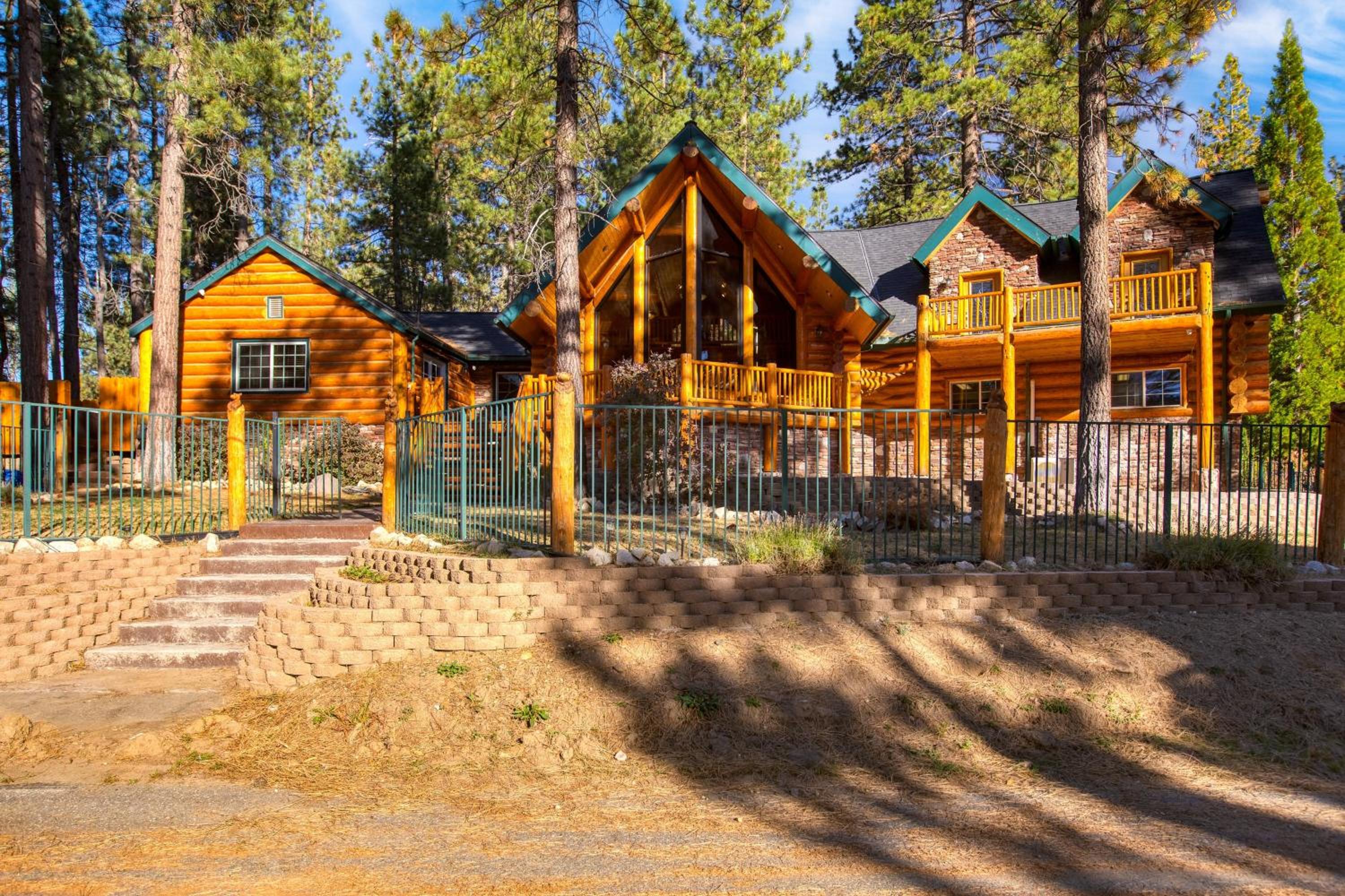 Pinetree Place by AvantStay Group Cabin w Hot Tub Minutes to the Lake