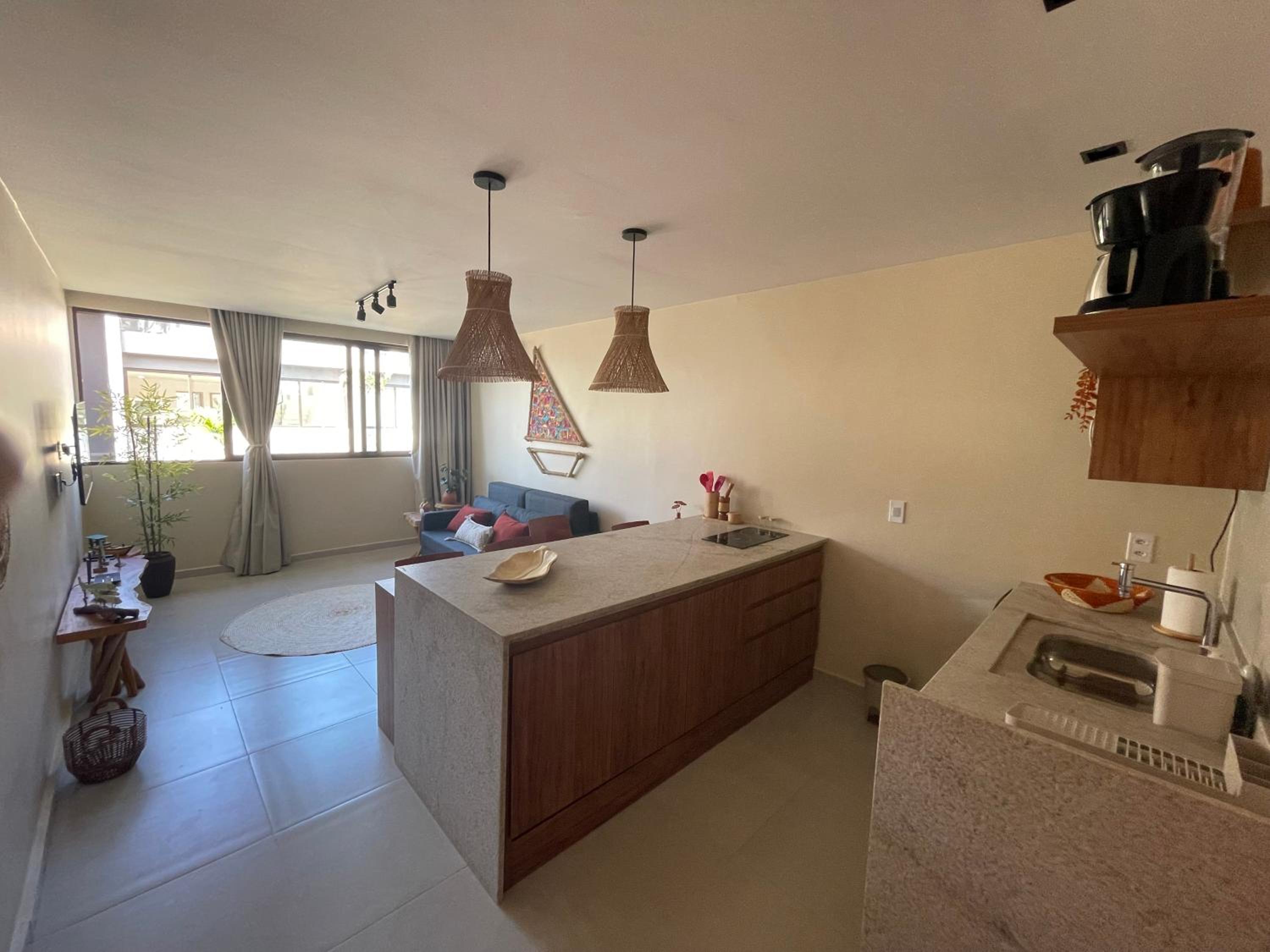 Apê Praia do Toque com Ar no Quarto e Sala, Condomínio com Academia, Quadra de Beach Tennis e Vôlei, Estacionamento Grátis e Restaurante