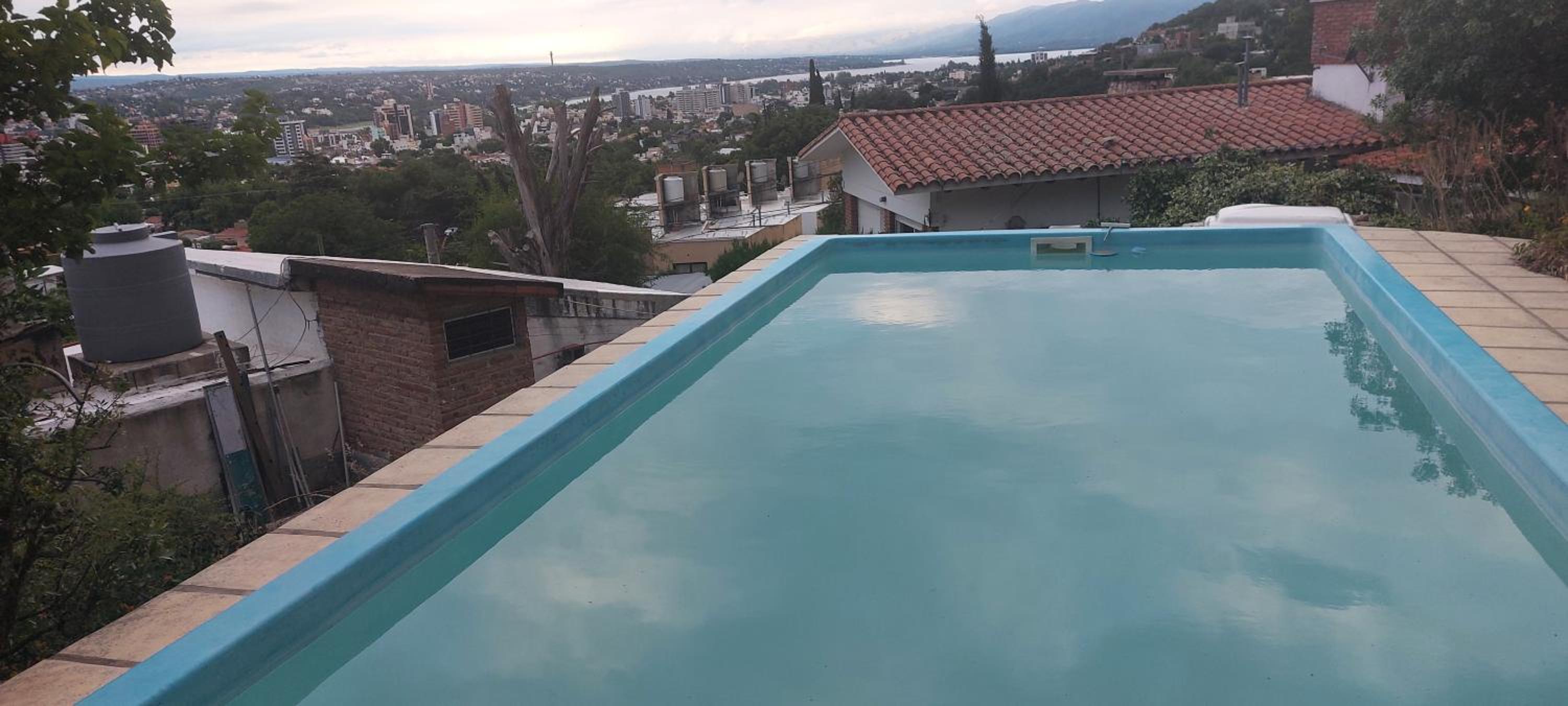 Chalet de Montaña a 8 cuadras del centro de Carlos Paz con pileta de 9 x 4