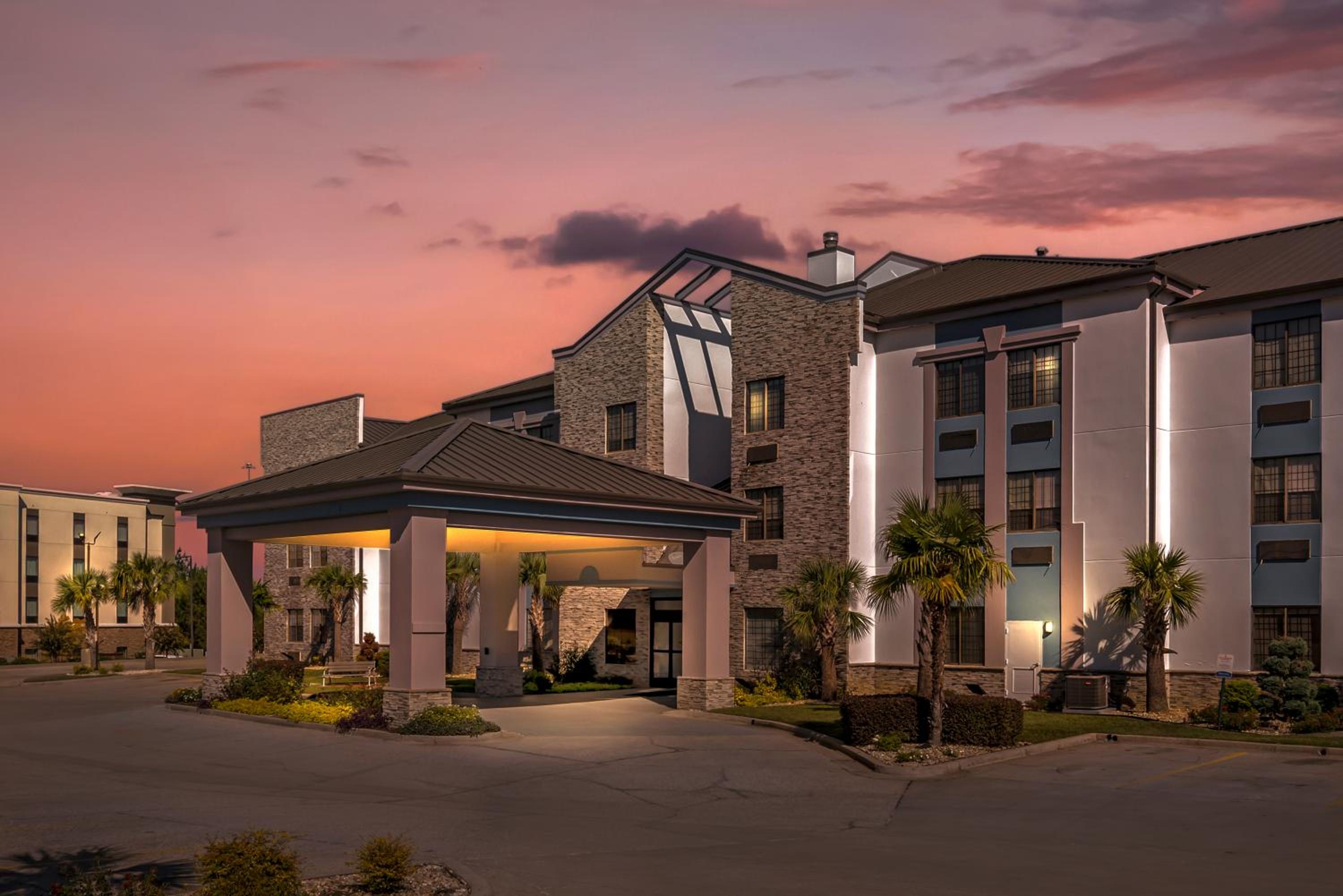 Hattiesburg Vacations - Comfort Suites Hattiesburg - Property Image 3