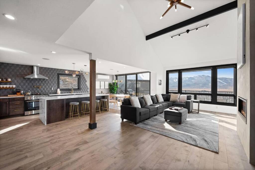 Mountain Retreat with Hot Tub & 10 Min to Ski Resort view 2