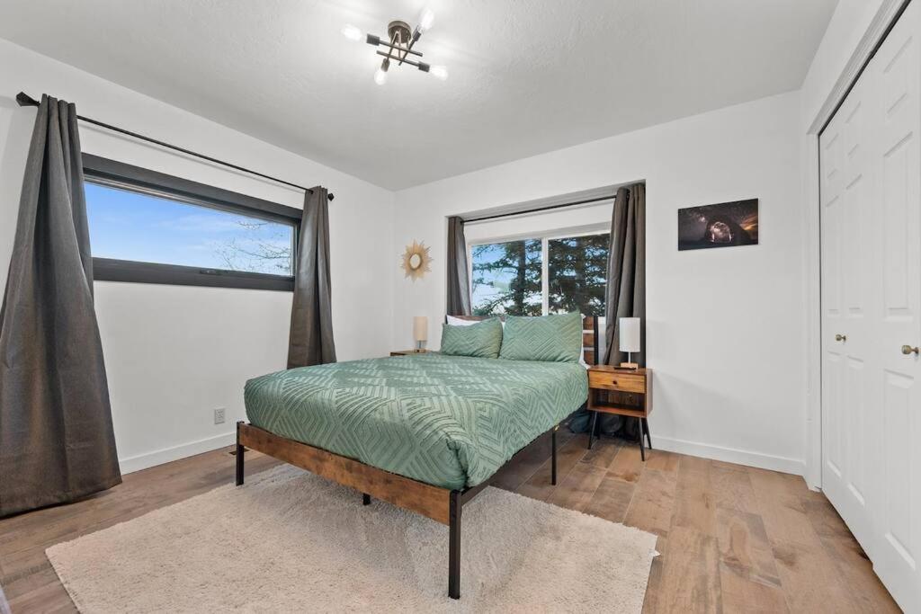 Mountain Retreat with Hot Tub & 10 Min to Ski Resort view 3