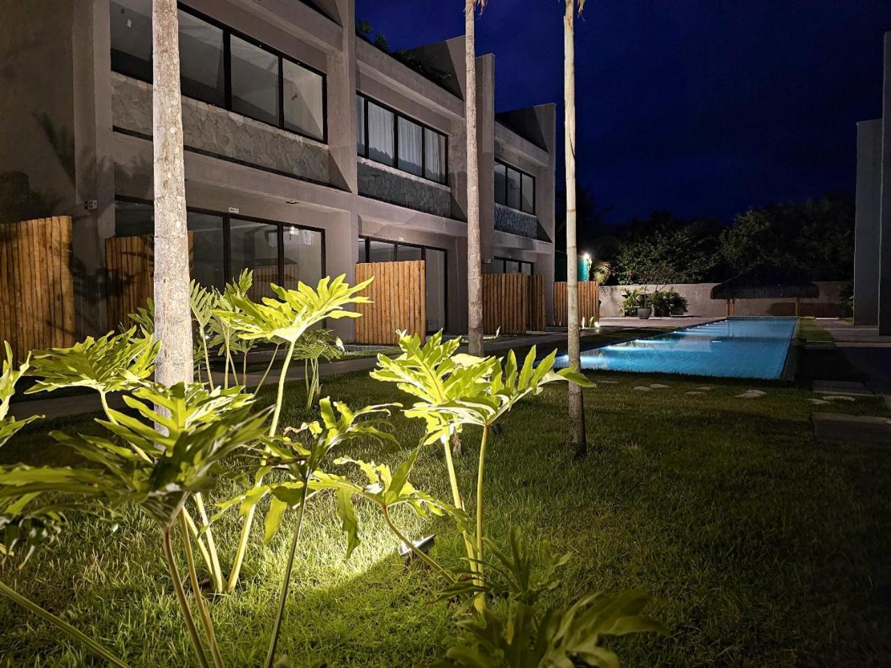 Apê Praia do Toque com Ar no Quarto e Sala, Condomínio com Academia, Quadra de Beach Tennis e Vôlei, Estacionamento Grátis e Restaurante