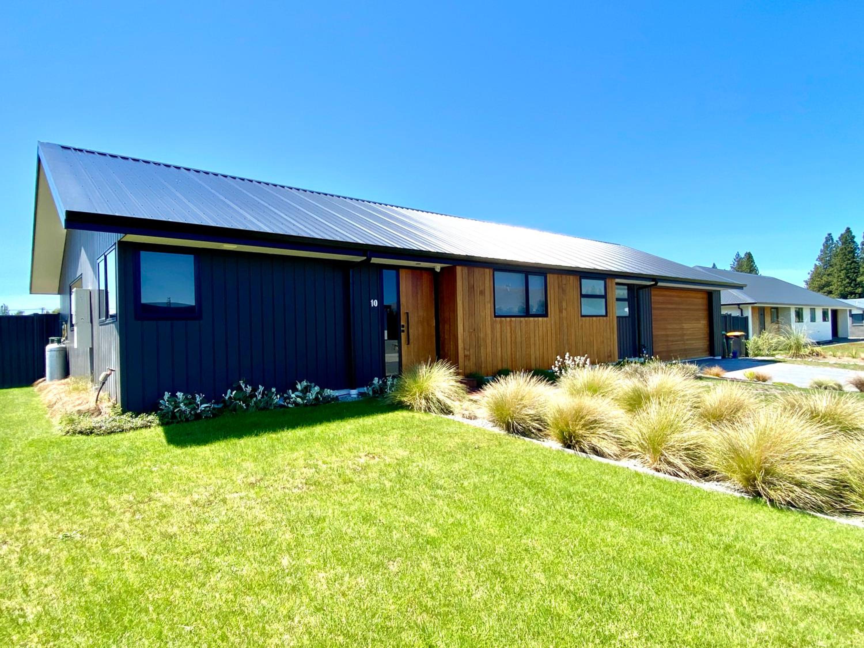 Hotel Four Lakes Retreat - Image 1