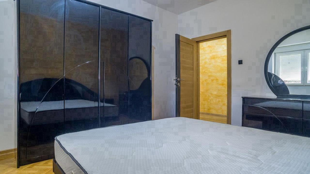 Lukas Apartment