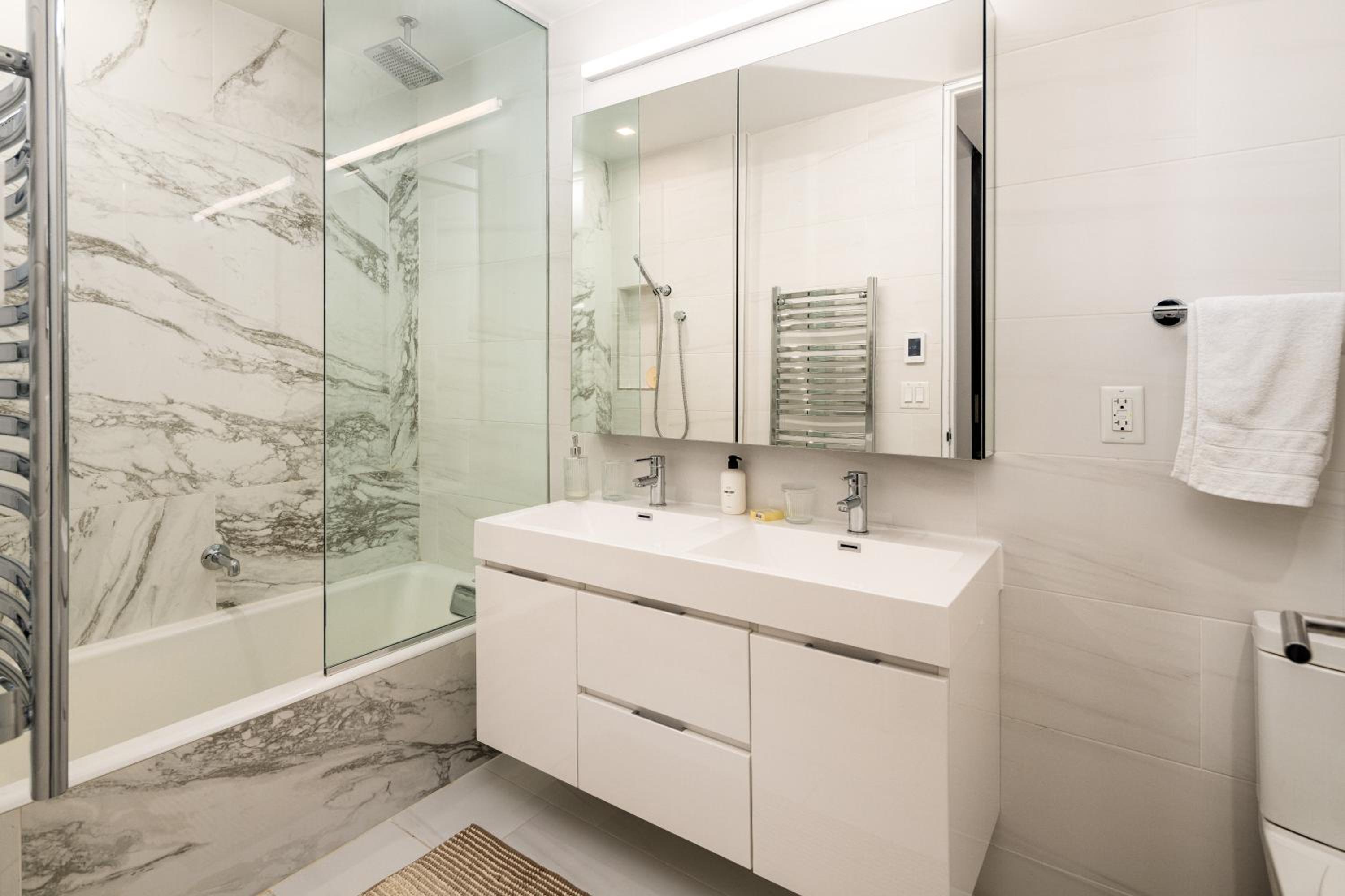 Luxury Full Floor Chelsea with WasherDryer 2bd