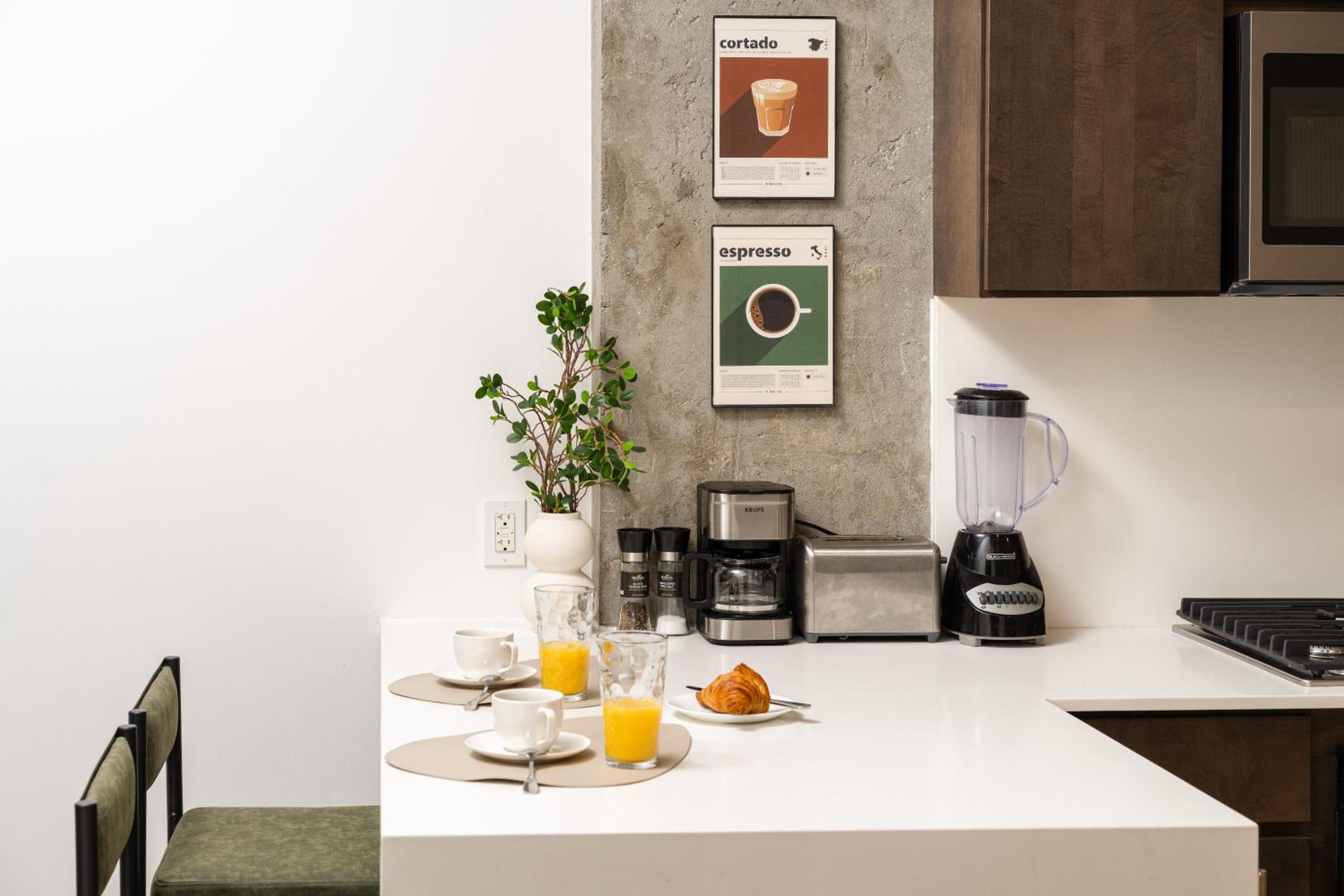 Luxury Full Floor Chelsea with WasherDryer 2bd