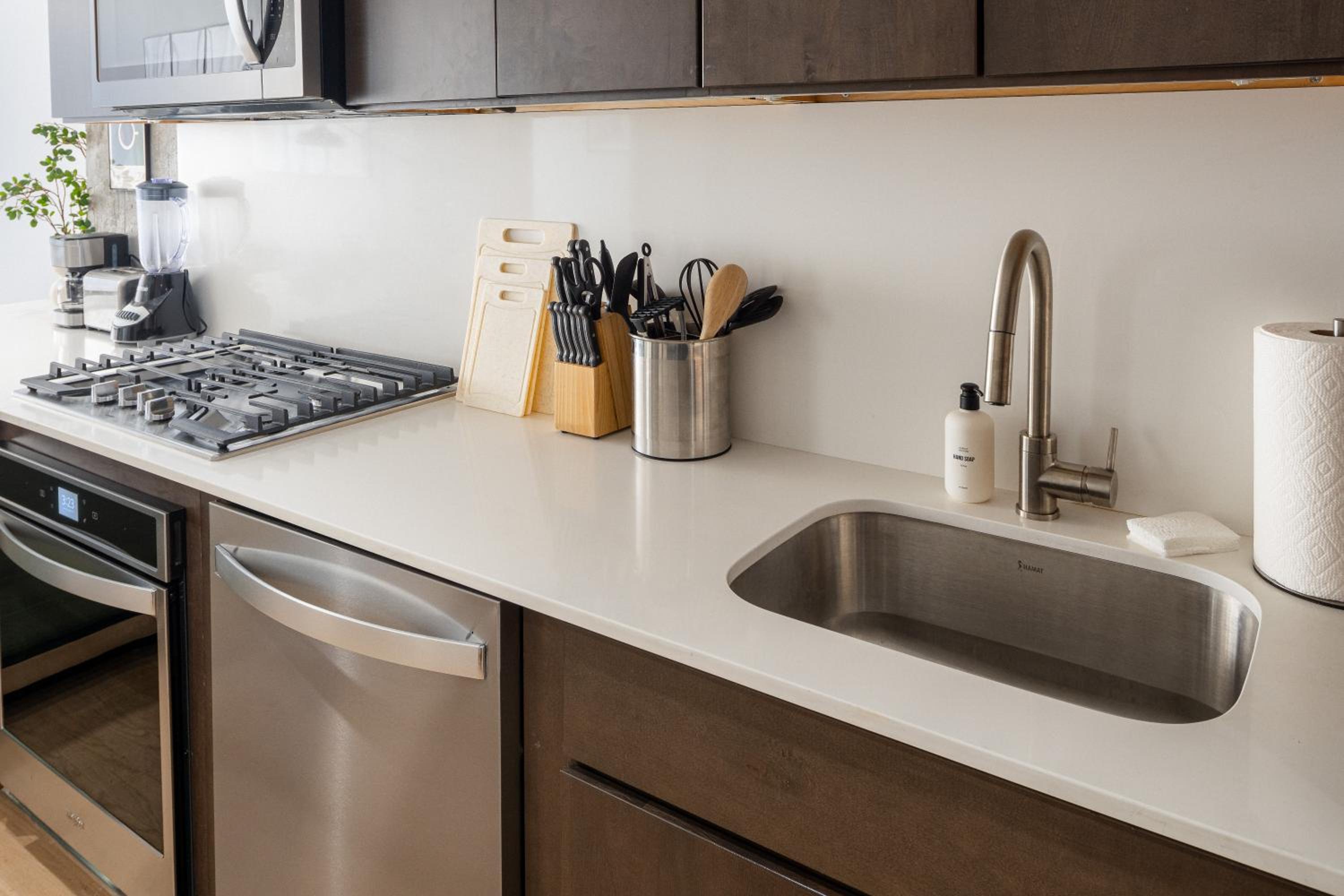 Luxury Full Floor Chelsea with WasherDryer 2bd