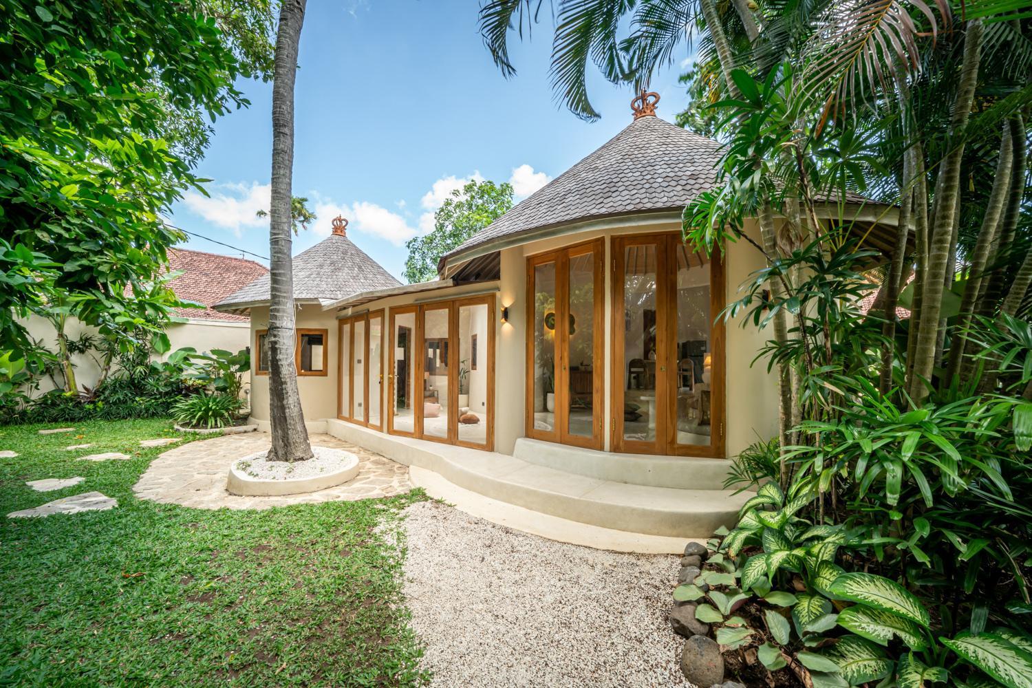Villa Meraki, 6BR, incl breakfast, heart of Seminyak, walking distance to restaurants, bars and shops, tropical garden view 2