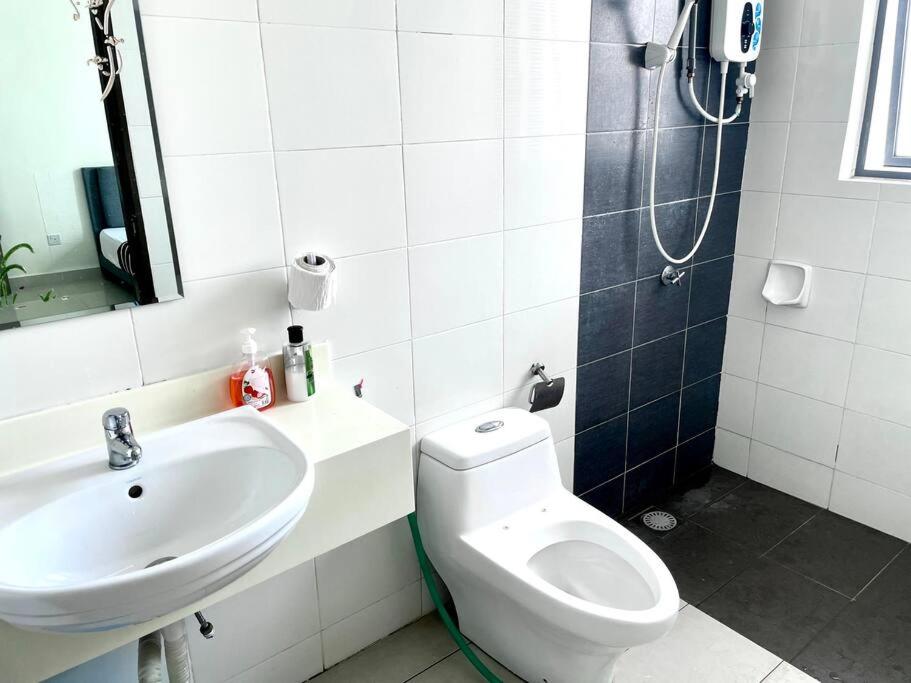 4Bedroom 13pax KL Town with Balcony parking x2