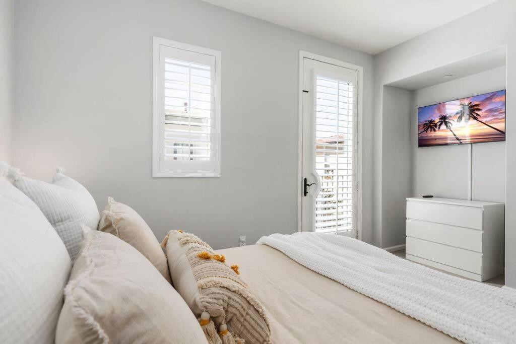 GOODE HOMES Luxury Villa with Community Pool and Spa