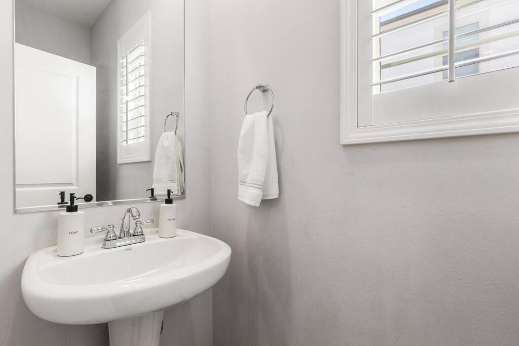 GOODE HOMES Luxury Villa with Community Pool and Spa