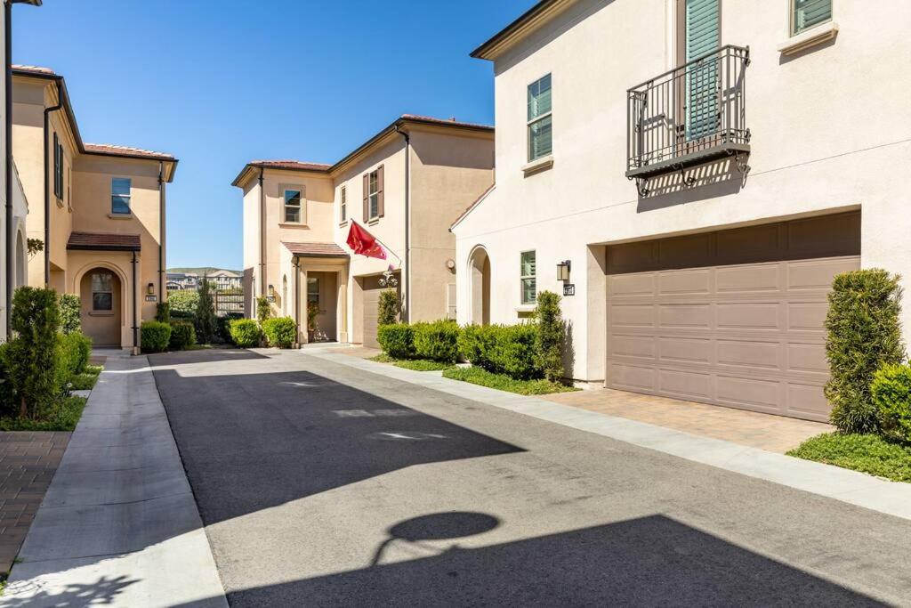 GOODE HOMES Luxury Villa with Community Pool and Spa