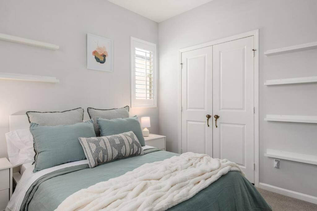GOODE HOMES Luxury Villa with Community Pool and Spa