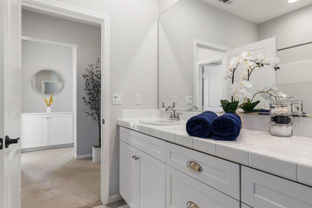 GOODE HOMES Luxury Villa with Community Pool and Spa