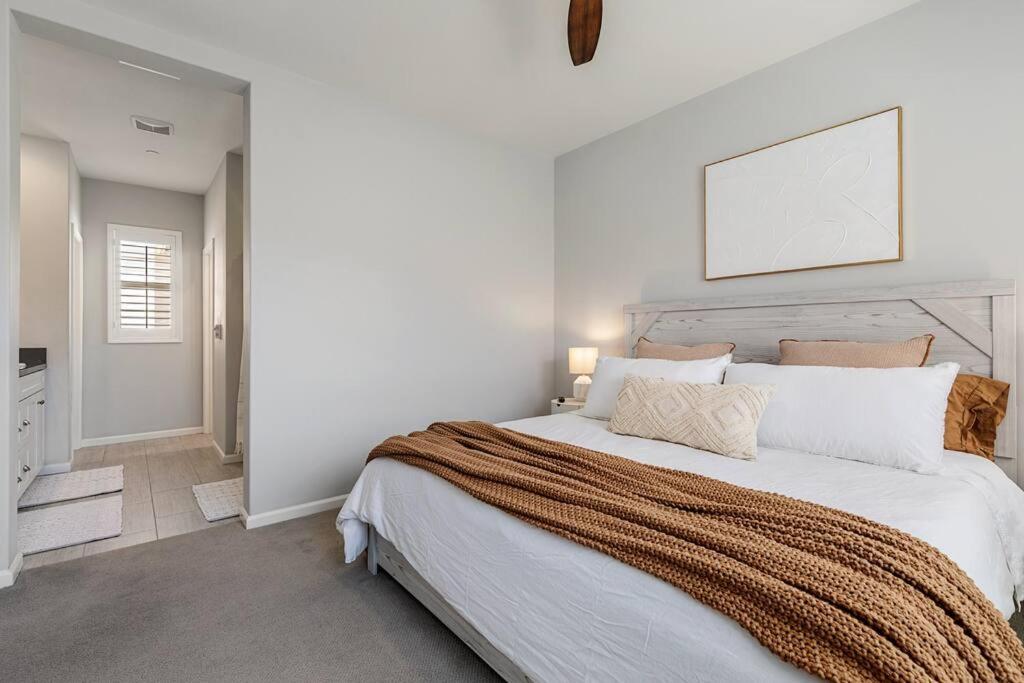 GOODE HOMES Luxury Villa with Community Pool and Spa