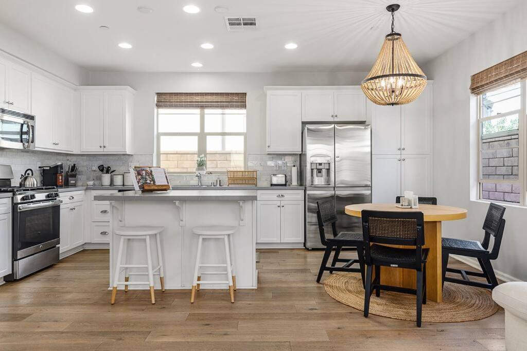 GOODE HOMES Luxury Villa with Community Pool and Spa