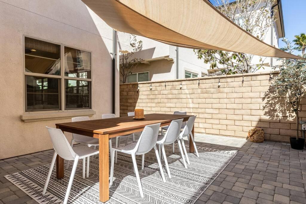GOODE HOMES Luxury Villa with Community Pool and Spa