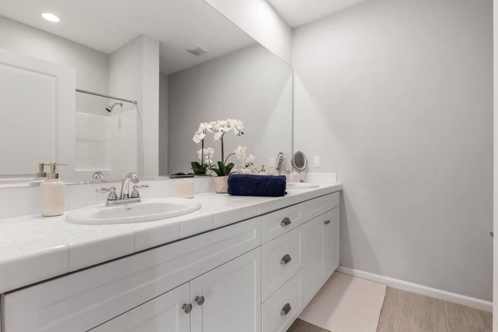 GOODE HOMES Luxury Villa with Community Pool and Spa