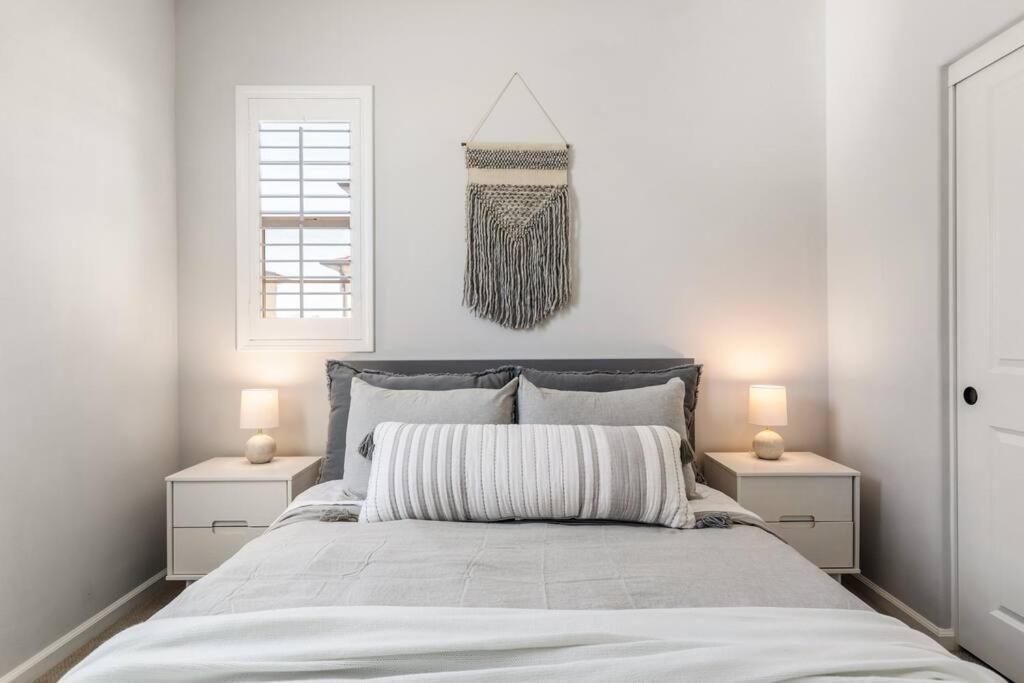 GOODE HOMES Luxury Villa with Community Pool and Spa