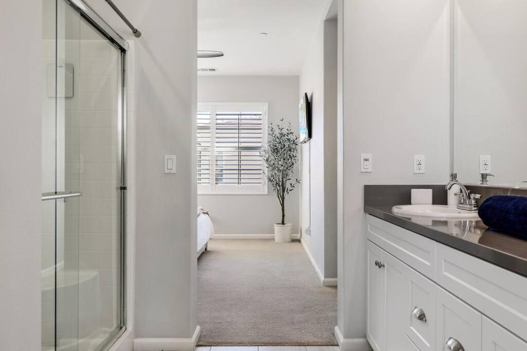 GOODE HOMES Luxury Villa with Community Pool and Spa