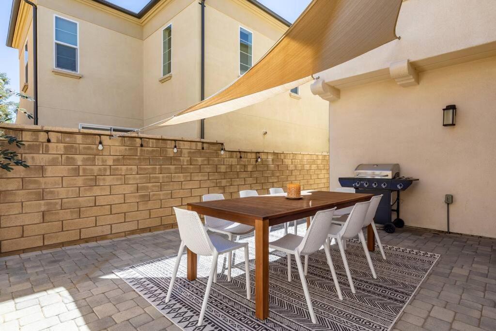 GOODE HOMES Luxury Villa with Community Pool and Spa