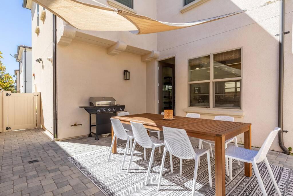 GOODE HOMES Luxury Villa with Community Pool and Spa