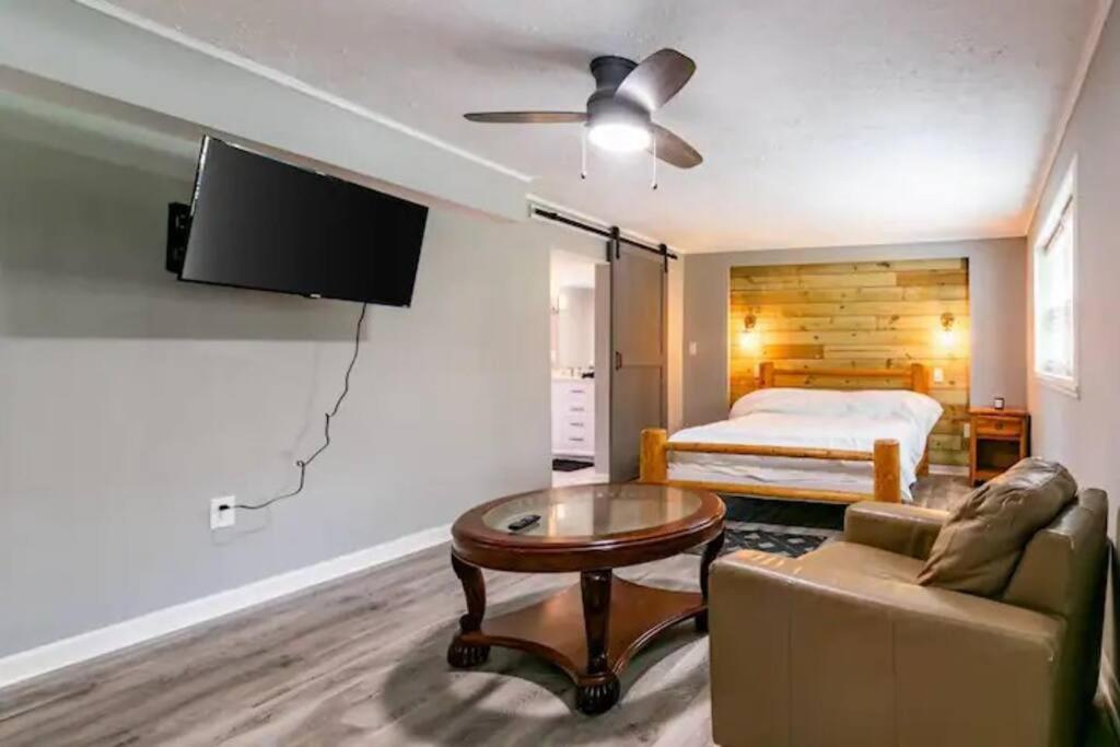 Spacious 4BR by Airport & Shops! view 2