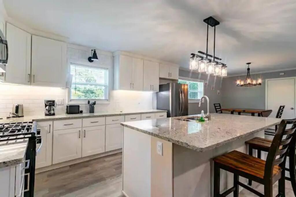 Spacious 4BR by Airport & Shops! view 3