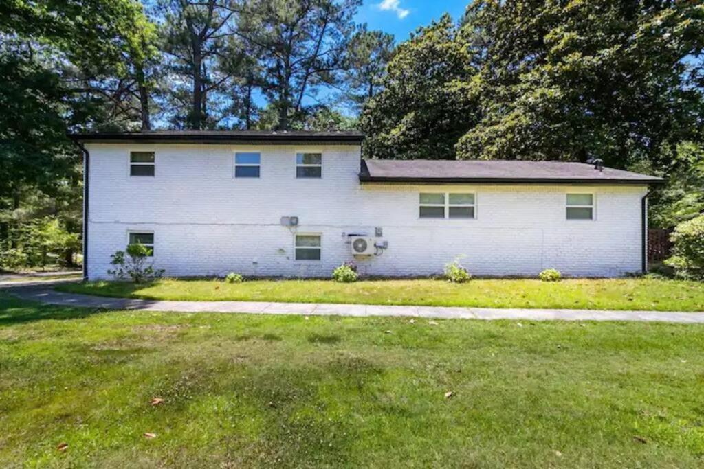Spacious 4BR by Airport & Shops! view 4