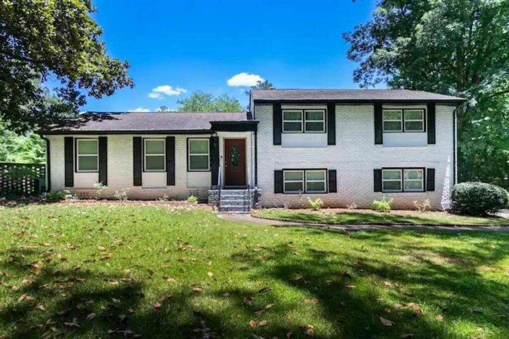 Spacious 4BR by Airport & Shops! view 5