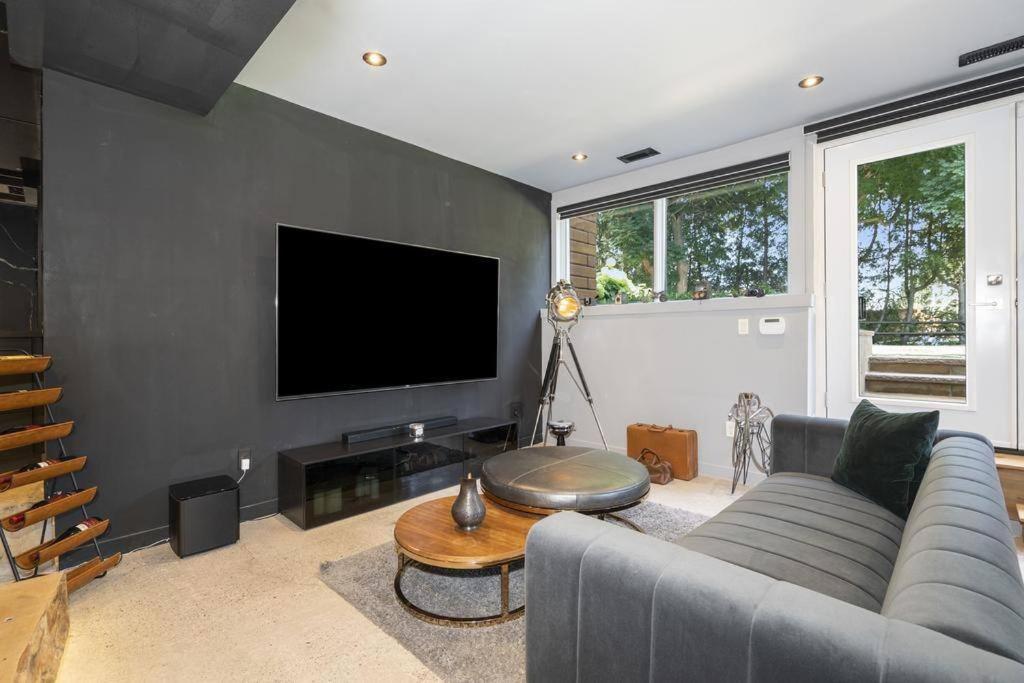Luxury Four Season 4 Bedroom Villa with jacuzzi and EV chrg