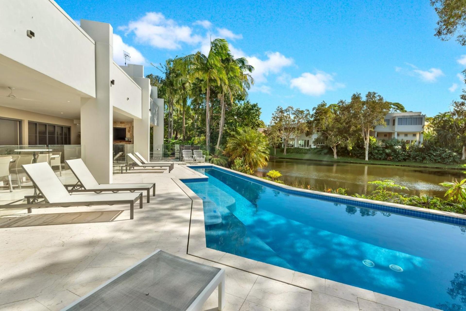 Villa 8 The Lakes