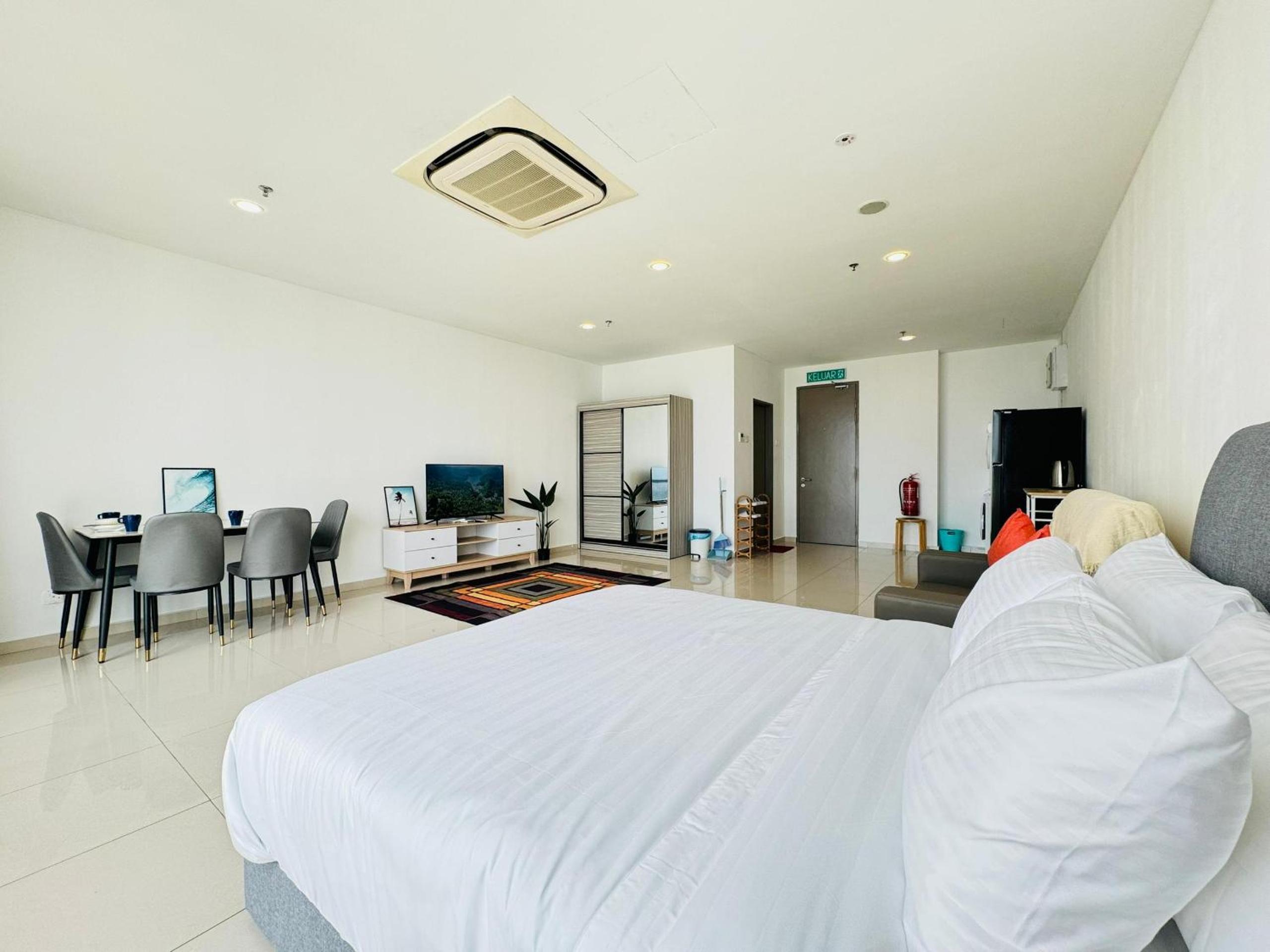 Pinnacle Pj by DeUrban photo 1