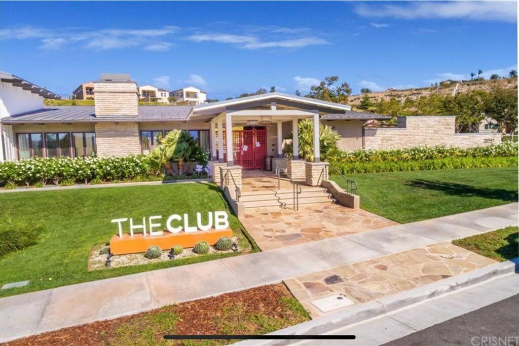 GOODE HOMES Luxury Modern Home with Pool and Spa view 4